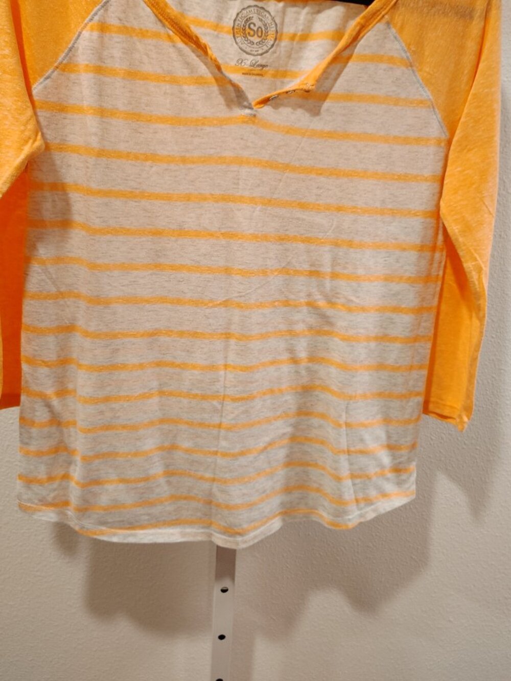 SO Junior's 3/4 Sleeve Top Size XL Stripes Neon Orange Gray Henley Neck Y2K - Picture 4 of 10